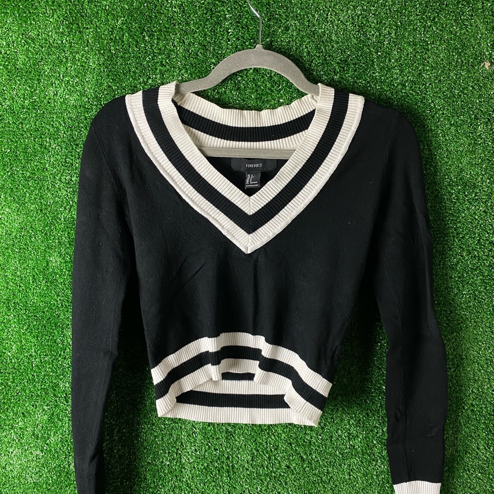 Forever 21 White and Black Crop Top Sweater